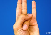 只要用這樣的方式握住手指,接下來發生的事超乎你的想像。