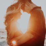 12星座「越來越愛你」才會有這個「怪怪的舉動」!他只對你一個人「反常」!