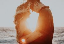 12星座「越來越愛你」才會有這個「怪怪的舉動」!他只對你一個人「反常」!