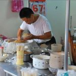 米糕店員收他100元卻「找他965元」他當場傻眼,瀟灑告知後一回到家打開錢包…想哭