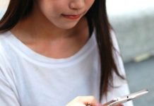 學長開會大喊「妳x頭露出來了!」同學全都轉頭看…女大生羞愧落淚