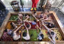 飯店發明「九宮格火鍋溫泉」顧客邊泡邊吃…網傻眼:看了完全沒胃口!