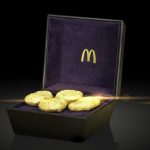 全球只有4塊!她幸運抽中「999純金麥當勞雞塊」全台暴動:當傳家之寶!