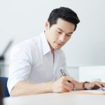 長輩催婚!老闆找秘書「假戲真做」洗澡卻嚇到馬上離婚!