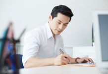 長輩催婚!老闆找秘書「假戲真做」洗澡卻嚇到馬上離婚!