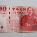 米糕店員收他100元卻「找他965元」他當場傻眼,瀟灑告知後一回到家打開錢包…讓他瞬間想大哭