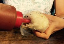 為什麼都拿甜辣醬罐「往包子屁股插」台中人秒懂的獨特吃法!