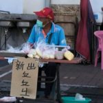 屏東阿北「擺攤寫ㄆㄆㄐㄧ」到底在賣啥?網友狂亂猜「客家人秒解答」:加一點人間美味!