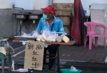 屏東阿北「擺攤寫ㄆㄆㄐㄧ」到底在賣啥?網友狂亂猜「客家人秒解答」:加一點人間美味!