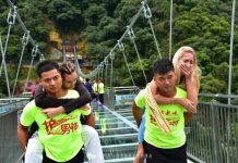 玻璃橋上的新職業,大家稱他們為「護玻男神」專門背女遊客過橋的