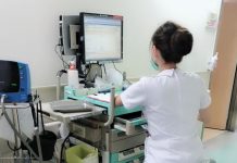 網上瘋傳一張護理師背影照,一轉正面「超可愛」…秒神出傳送門:已戀愛❤️