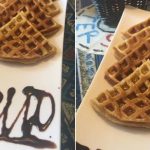 吃鬆餅驚見店員「盤子寫Help」求救字樣!他神色緊張問店員…對方「神回一句」他超傻眼