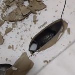 廁所被堵1年!主人「疏通10次」找不到原因 砸開蹲便器後「罪魁禍首現身」全場懵了:怎麼做到的?