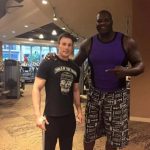 就算你認為自己的肌肉很強大也「千萬別跟NBA明星拍照」,巨石強森的最尷尬啊:瞬間變小孩!