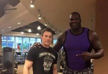 就算你認為自己的肌肉很強大也「千萬別跟NBA明星拍照」,巨石強森的最尷尬啊:瞬間變小孩!