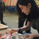 這樣要人怎麼專心撈?旁邊撈金魚的女孩太吸睛!網友神出傳送門讚:阿嘶~真會藏🤭