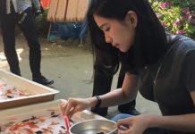 這樣要人怎麼專心撈?旁邊撈金魚的女孩太吸睛!網友神出傳送門讚:阿嘶~真會藏🤭