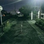 回家的路上看到一支「傘插在水溝蓋上」越看越毛!網友:別亂拔,快走!