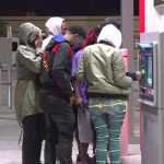 ATM故障「狂吐鈔票」民眾排隊搶領!警察趕來制止 銀行霸氣回應:不用還!