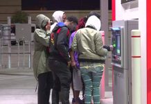 ATM故障「狂吐鈔票」民眾排隊搶領!警察趕來制止 銀行霸氣回應:不用還!