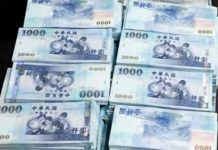 女清潔工路邊撿到50萬,一分不動交到警局,終於等到失主,卻直接將錢丟在了地上,大喊:老天有眼!😧