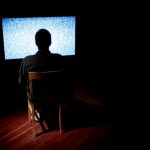 女友房間傳出嬌喘聲🔞激戰小王!他竟淡定看電視問「爽不爽」 網:大器真男人!