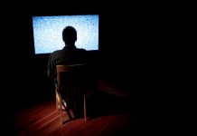 女友房間傳出嬌喘聲🔞激戰小王!他竟淡定看電視問「爽不爽」 網:大器真男人!