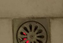 浴室排水孔發現「不明詭異紅光」,她po文求解!神人出面解釋了