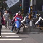 機車熄火牽過斑馬線遭開單,合理嗎?法院判決出爐了