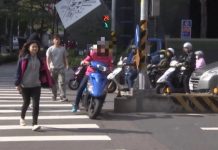 機車熄火牽過斑馬線遭開單,合理嗎?法院判決出爐了