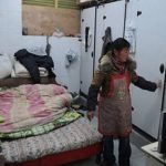 夫妻霸佔公廁長達3年!在裡面「吃飯睡覺」,民眾想上廁所遭驅趕,夫妻:這是我家