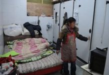 夫妻霸佔公廁長達3年!在裡面「吃飯睡覺」,民眾想上廁所遭驅趕,夫妻:這是我家