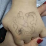 老師在四歲女兒手背上畫神祕圖案,老爸驚覺不對勁,立馬報警!