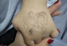 老師在四歲女兒手背上畫神祕圖案,老爸驚覺不對勁,立馬報警!