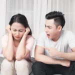 老婆坐月子期間,因為長髮洗澡時間長,我媽就擅自給老婆剪了短髮,老婆情緒爆炸,要拿奶瓶石匝我媽,怎麼辦?