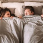 兒子告訴我有個阿姨躺在爸爸身上!我氣得轉動鑰匙把門一打開,眼前畫面讓我說不出話!