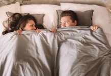 兒子告訴我有個阿姨躺在爸爸身上!我氣得轉動鑰匙把門一打開,眼前畫面讓我說不出話!