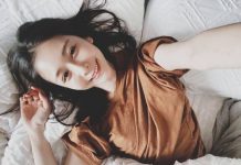 Albee床戰忘鎖門!男友媽開門目睹她「一絲不掛」坐兒子身上