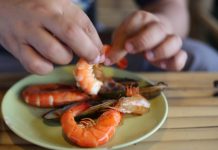 男友不想幫剝蝦!她翻桌「要他下跪道歉」家人全看傻 回家還喊「送iPhone14才考慮原諒」結局超解氣