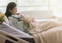 岳母出錢讓老婆住月子中心,明明狀態很好不需要照顧,這些錢用來買輛車不好嗎?她為什麼從不為我們的家考慮?