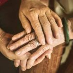 人到中年,必須學會「不期待子女回家」!