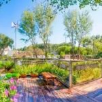 一家三口都能住!52歲阿貝買不起房,花120萬用6貨櫃為妻子造67坪「世外桃源」別墅,花草環繞走進如進仙境