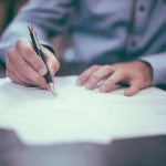 月收五十萬,每月給老婆40萬,洗碗、洗衣、清理寵物大小便都是我,孩子也是我接送:真的好累