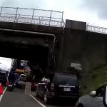 騎到一半摔車!女三寶怒「為何路上有三角錐」公審警察 氣炸Po出「30秒摔車片」網傻:駕照請繳回