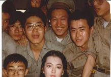 真正美人胚子!瓊瑤玉女「突曬36年前舊照」被阿兵哥簇擁 「零修圖無濾鏡」清純靦腆超勾人