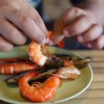 男友不想幫剝蝦!她翻桌「要他下跪道歉」 回家還喊「送iPhone14才考慮原諒」結局超解氣