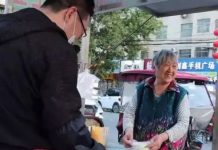 永遠是媽的孩子!71歲老母心疼「兒子中年失業擺攤」 天天報到送飯幫忙「待幾個小時甘之如飴」