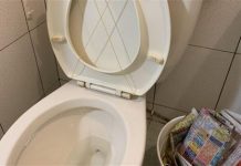 阿桑跟店家借廁所「蹲3小時」 敲門也不回應… 店家報警「開門全愣住」:以後絕不外借!