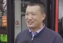 一直持續了6年!暖司機不厭其煩「天天揹腦麻童」上下車 他病情好轉後「開口致上最深謝意」網暖哭