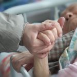 手足為錢鬧翻! 「姊拿8旬父錢付醫藥費」被弟告侵佔 爸爸臨終前見「爭產吵翻天」落淚含恨離世